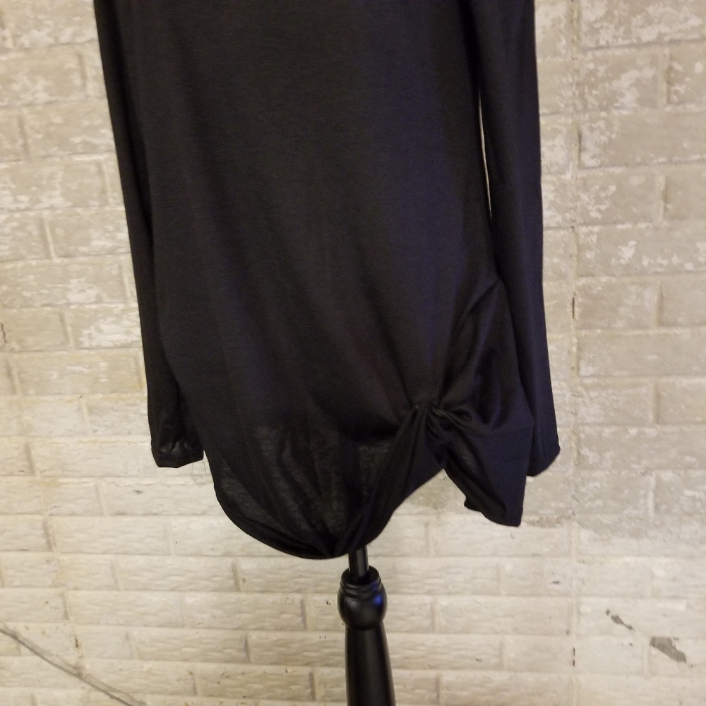 Absolutely Gorgeous cold shoulder blouse - Picture 4 of 7